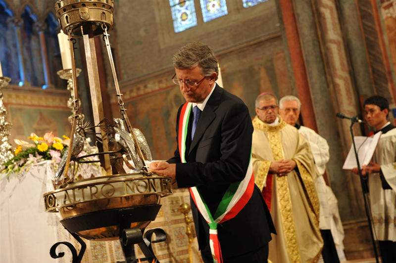 Santarsiero accende la lampada votiva